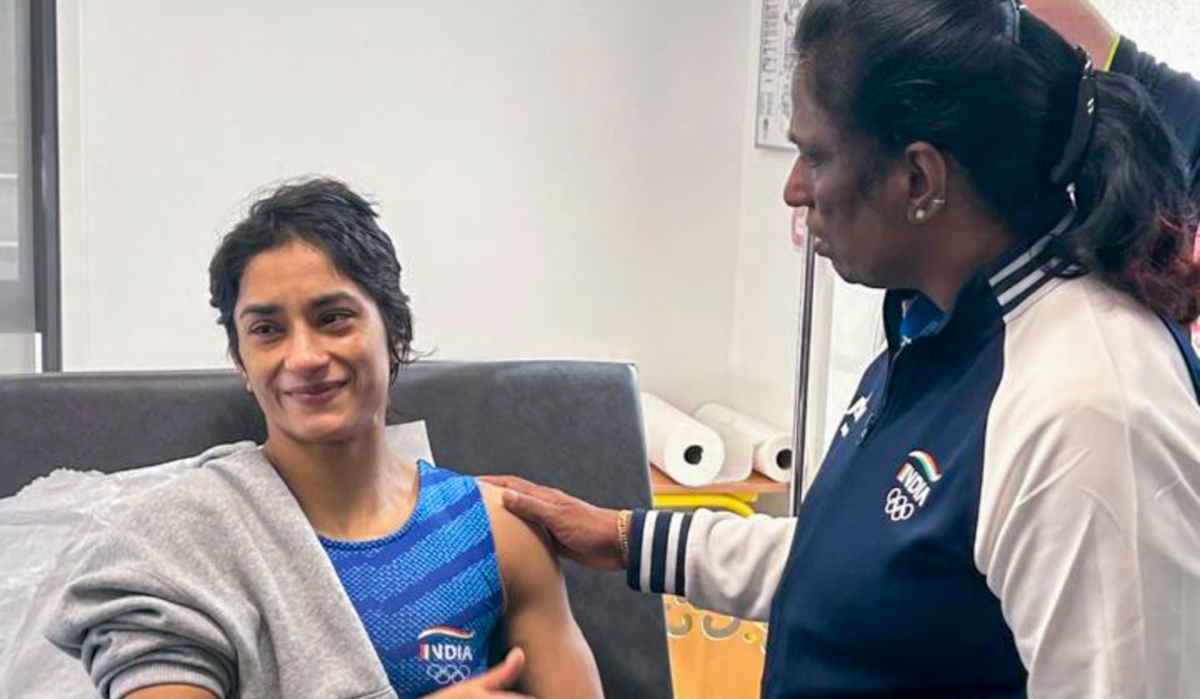 PT Usha meets wrestler Vinesh Phogat